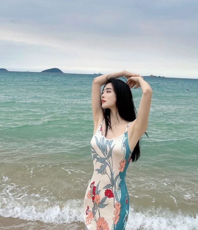 他是谁 海报
